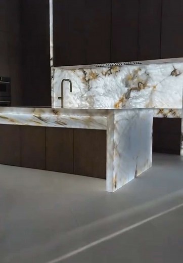 Elegance meets innovation 🌟✨ Check out this stunning modern kitchen featuring a backlit Cristallo Vitro Quartzite countertop, masterfully designed by @melissamaedesign . Pure art in natural stone! 💎 #FrankoTheMarbleMaster #Quartzite #ModernKitchen #kitchenisland #brazillianquartzite