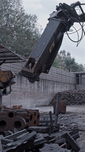 La cesoia CI2000 di VTN Europe Spa ha dimostrato la sua potenza e precisione nel recupero dei materiali ferrosi alle Fonderie Boccacci (SP). Abbiamo seguito da vicino un processo ottimizzato in ogni fase: dalla separazione degli scarti, alla selezione e taglio dei materiali riutilizzabili nel ciclo produttivo.💪 #quellidelmovimentoterra #movimentoterra #demolizione #riciclo #materialiferrosi #attrezzature #cantieri #VTN #industria | Quelli del movimento terra