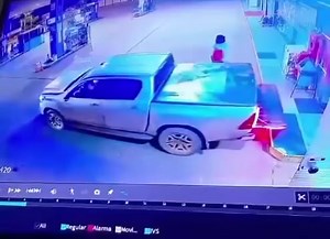 OTRO VIDEO DEL FALLIDO ROBO DE CAJERO Otro enfoque de la camara en la que se puede observar el fallido robo de un cajero en Minga Guazu por 7 a 8 personas fuertemente armados Una vez más el blanco fue el cajero del Banco #SUDAMERIS, no estarán entitados y habría complicidad de los propios funcionarios para cobro de seguros | Portal Web de Noticias