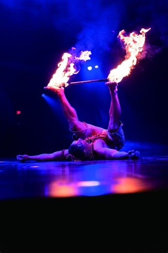 Can you feel that Falaniko performs a traditional Samoan dance with all his heart and passion? 🔥 サモアの伝統舞踊を心を込めて踊る 🔥 🎟️www.alegria-jp.com | Alegria by Cirque du Soleil