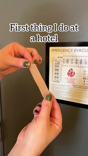 1.8M views · 2.1K reactions | Always do this #hack ❤️ #hotellife #traveltips #traveltheworld #lifehacks | Jeff & Lauren | Facebook