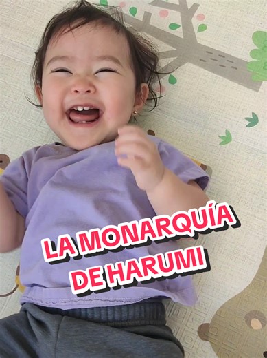 no es solo tener el control, es saber controlar a tus papis primerizos, es el arte de ser la jefa la que lleva los pañales en esta casa, nadie les mando a traerme al mundo cuando ya les tronaba hasta las rodillas ellos me deseaban y acá estoy como consecuencia 🤪🩷 jajaja #humor #humorparental #bebesfelices #bebestiktok #mamasdetiktok