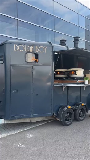 🇬🇧 Pizza just got a whole lot cooler! 🍕👑 @doughboypizzacompany 's Pizza Pop Up Trailer in a horse trailer is pure genius. Follow @flowfoodservice for the latest F&B trends and tag #flowfoodservice to be featured! #foodgasm #pizzalover foodieadventures | FLOW Foodservice