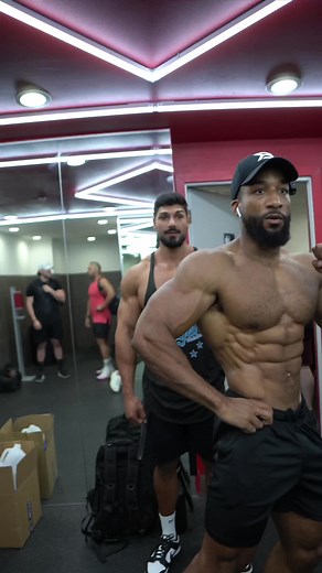 Pointers from the pros #bodybuilding #mensphysique #mensphysiqueposing #physique #abs