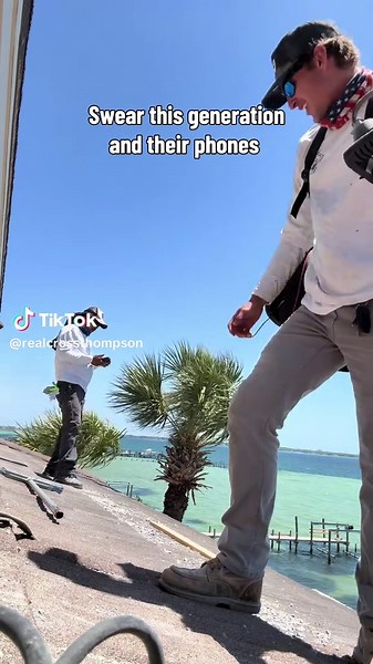 realcrossthompson (@realcrossthompson)’s video of phones