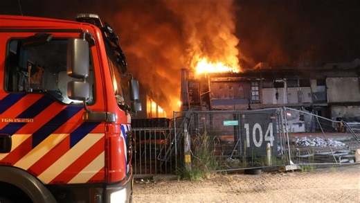 Metershoge vlammen bij brand Almere Haven, pand volledig in de as