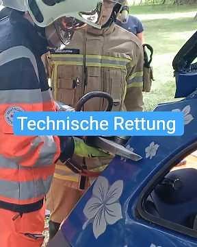 Rettung aus dem Auto nach Verkehrsunfall | Rettungssanitäter-Ausbildung