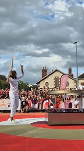Les éclaireurs se sont succédé célébrant avec le public le passage de la Flamme et l’esprit Olympique. Légende de la ville, Guy Roux était de retour dans son jardin, le stade de l’Abbé Deschamps, les émotions 🥹 | Paris 2024