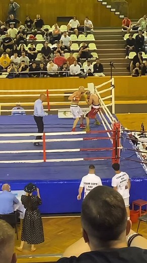 Acasă, locul în care îmi place cel mai mult să boxez, dar am și cele mai mari emoții, fiind lângă mine cei mai mulți oameni dragi mie. #boxulromânesc | Chiorean Nicu