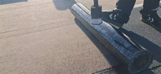 Hos Hansens Tagdækning udfører vi professionel pålægning af overpap på villa tage med Katepal Green Nox Off. Vi vægter kvalitet, holdbarhed og æstetik, samtidig med at vi tager ansvar for miljøet.🌅 Vores materialer fra Mijama Tagmaterialer er valgt med fokus på klimavenlige løsninger, der både skåner naturen og giver et sundere hjem. Med Hansens Tagdækning får du en solid tagløsning, der kombinerer funktionalitet, bæredygtighed og moderne #tagpap #hansenstagdækning #Mijamatagmaterialer #katepal