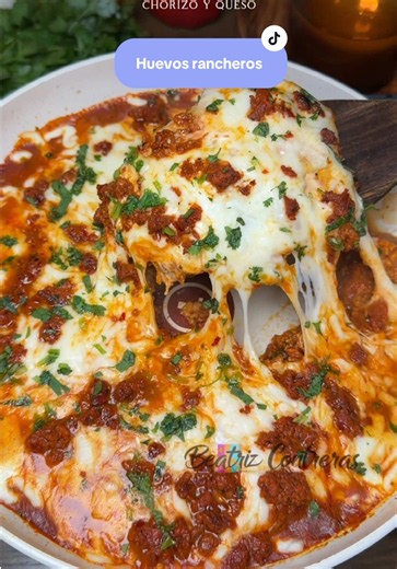 Huevos rancheros con chorizo y queso🤤🥚🍅 perfectos para esos días donde ya no sabes ni qué hacer de comer. ¡Te van a encantar!🥰 ##huevosrancheros##huevosahogados##ideasdecomida##recetasfaciles##dinnerideas
