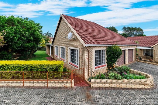 2 Bedroom Townhouse for sale in Wilgeheuwel - Wilgeheuwel Retirement Village 142c, 891 Sovereign Street - Roodepoort - Property24