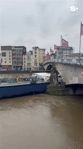 👉 Une péniche qui remontait la Meuse a percuté le pont des Arches à Liège, apprend-on ce vendredi matin du côté des pompiers. L’incident s’est produit vers 11h05. (MAJ 12h01) Le pont des Arches et le quai De Gaulle sont actuellement fermés à la circulation, le temps de l’intervention des services de secours. | Sudinfo LaMeuse Liège