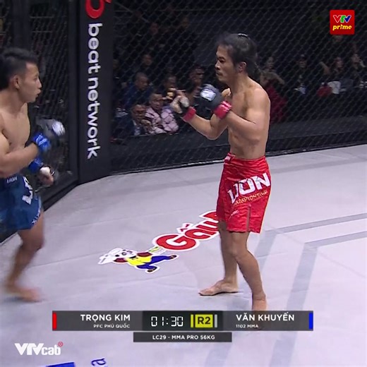 🔥Gừng càng già càng cay! Sự điềm tĩnh đến đáng sợ, chỉ 1 giây mất cảnh giác Đinh Văn Khuyến "ăn" ngay một cú body kick cực nặng từ Kim Mao Sư Vương #OnSports #VTVcab #VTVprime #MMA #NationalPride #LIONChampionship #LC29 | On Sports Plus