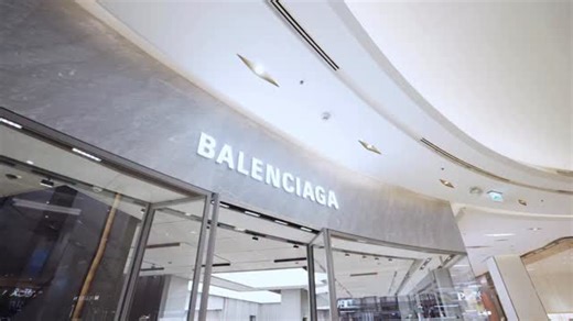 Gaming meets fashion. An exclusive Balenciaga | PUBG | PUBGM Air drop crate installation drops in the Balenciaga Siam Paragon store in Bangkok, celebrating the 2025 PMGC Grand Finals and the partnership with the iconic luxury fashion house Balenciaga. #PUBGMxBALENCIAGA ##PMGC2025 #PUBGMBKK #PUBGMOBILE | PUBG MOBILE