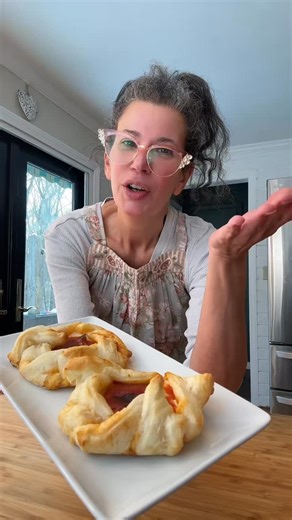 Mini Puff Pastry Pizza recipe. #pizza #puffpastry #recipe | Iléna Tovia