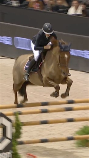 Jumping International de Bordeaux on Instagram: "🎙️ Ils ont marqué la dernière édition : rencontre avec les vainqueurs du Championnat Flex-On des partenaires 💜 L’équipe FSTL Stratégie, composée de Clément Peignieux, Margret Tangerino et Iris de Fontenay, revient sur son parcours, sa préparation et la dynamique collective qui l’a menée à la victoire, aux côtés de leur coach. Une aventure humaine et sportive où la cohésion, la confiance et l’esprit d’équipe ont fait toute la différence. 🐎 Une v
