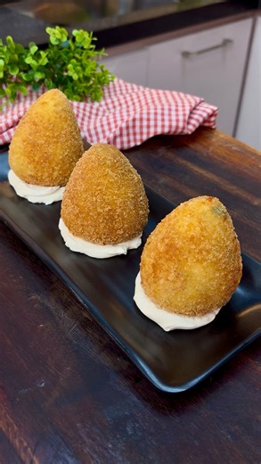 Silvia Tuzzi I Receitas on Instagram: "Coxinha sem massa crocante | Só recheio com casquinha crocante 😮‍💨🤌 ✨ Para mais receitas práticas, fáceis e deliciosas, siga @siltuzzi 📌 Salva pra fazer depois e compartilha com quem ama petiscos fáceis e crocantes! Ingredientes: 400 g de peito de frango 200 g de requeijão 150 g de queijo muçarela 2 ovos Farinha panko Salsinha 3 dentes de alho 1/2 cebola Temperos: sal e páprica defumada @mercadolivre ID do produto: DHKZAR-Z7XX *programa de afiliados I p