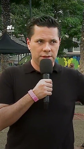 El Momento en el que una Réplica Sorprende a un Periodista