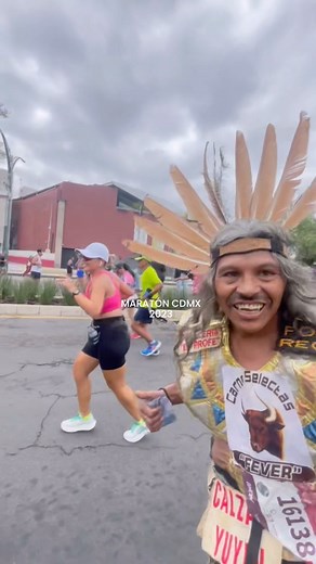 50 reactions | Cuando @gp_cinema no la pensó y corrió unas 3 millas para grabarme en el maratón de CDMX. En su recorrido nos encontramos a este corredor con su traje azteca y a buen ritmo. Del baúl de los recuerdos para seguir motivada y correr mi próximo maratón en Marzo @runirving #running #marathon #cdmxmaraton #mexicocity | Reyna Cavazos | Facebook