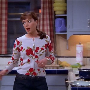 Doug doesn't like his new job and starts dreaming about driving his truck again. The King of Queens, Season 1 Episode 18:"White Collar". Doug gets a promotion. Carrie is thrilled with this, Doug however doesn't like the job. Stream all seasons now on Peacock: https://bit.ly/WatchTheKingOfQueens | The King of Queens