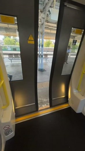 Southeastern Class 377/5 Doors closing