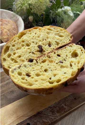 SAFFRON - RAISINS SOURDOUGH BREAD RECIPE 💛 Step-by-step 🤍 OPEN BAKING 200 g bread flour 200 g all purpose flour 280 g water   0.5 tsp saffron powder 100 g active starter 8 g salt 35 g raisins 🧡 Before you start: • Refresh your starter until bubbly and airy. • Stir saffron into the water. • Soak raisins in hot water for 10 minutes, then dry — this keeps the dough juicy. 🥣 1. Mix: Combine water, starter and flour. Mix until no dry spots remain. Rest for 1 hour. 🧂 2. Add salt: Add salt and mix