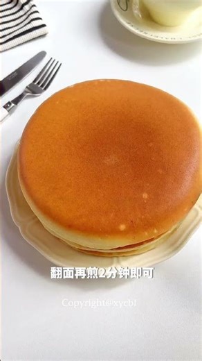 平底锅就能做的emoji厚松饼！松软香甜巨巨好吃😋做法贼拉简单，搅拌搅拌就完成啦～当做早餐或者下午茶都很合适，快快做起来吧～#松饼 #省饭课代表 #一个人也要好好吃饭 #花式新吃法 #春天的味道
