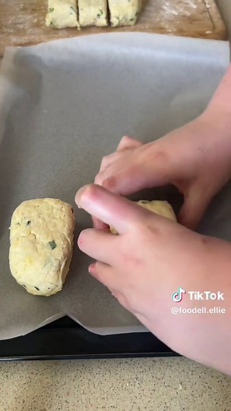 Cheddar & Chive Savoury Scones Recipe