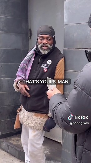 Heartwarming Surprise: Strangers Help Homeless People 💖