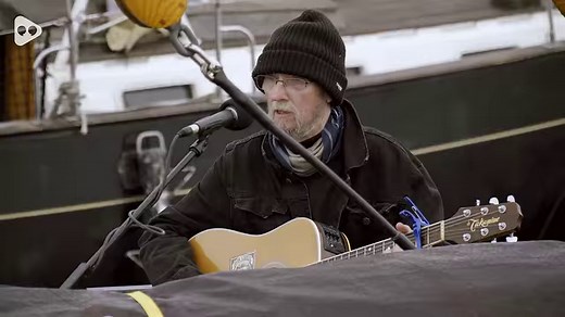 John Beag Ó Flatharta ag canadh an amhráin 'Púcán Mhicil Pháidín' ar an mbád seoil 'An American Mór' ag céibh Chaladh Thaidhg. ⛵ 🎶 Glór na n Oileán Iris Aniar Irish Music Association Ealaín na Gaeltachta The Days of the MV Naomh Éanna, Ireland | MOLSCÉAL