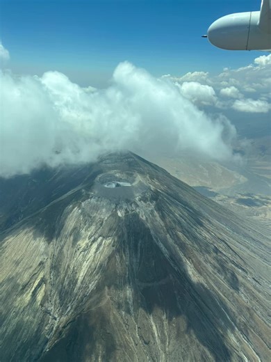 Viajando por Tanzania: ¡Un volcán activo desde el aire!