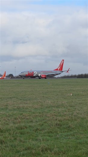 Jet2.com 737-800 departing runway 27 at Bristol airport #aviation #shorts ##planespotting