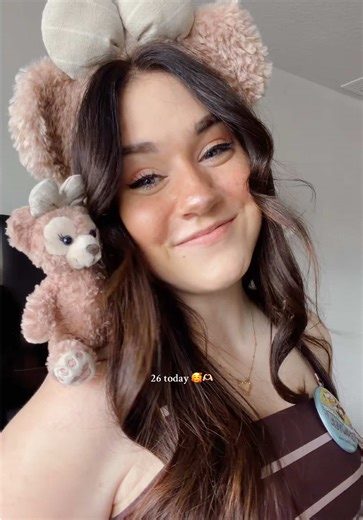 annual video tradition is going on 5 years now 🥹 here’s to 26!! ☀️🧸🤍✨