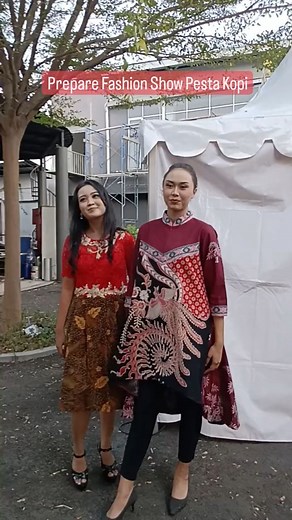 @zaven_fashion Prepare Fashion Show Pesta Kopi EO: @_angelaazh MUA: @ceisya_mua Busana: @venzadesigner wa.me/628123286998 Secantik ini karya Venza, imajinasi fashionmu akan tersalurkan & didesain lebih keren               Mendesain & Menjahitkan sesuai request;#kebaya #dress #gamis #busanamuslimah #jas #batik #tenun #batikbordir #batikaplikasi #batikkombinasi #jumputan #ecoprint #jasajahit #butik | Venza Designer | Facebook