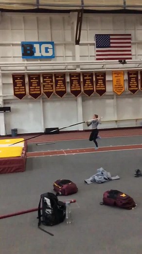 #PoleVault 🤩 4.32M in practice