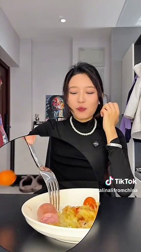 Chinese Girl's Unique Eating Experience Revealed!