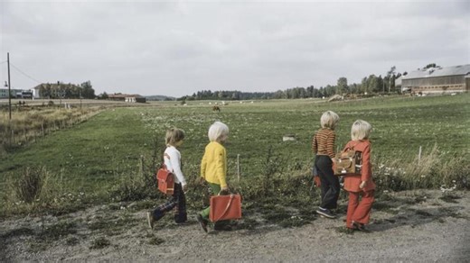 25 Photos Of How People Lived Before The Internet Took Over