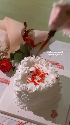 LinLin Cake 🍰 リンリンケーキ 🇲🇾 on Instagram: "This is to kickstart the Eras Tour in Singapore!! 🤍✨ LinLin’s first time making a cake like this and It turned out so well even though it got pretty messy HAHA !! Ending footage by our lovely customer herself @zhouyq214 ♥️ THANK YOU FOR TRUSTING ME ♥️ Place order now via link in profile! #erastour #taylorswift #blankspacecake"