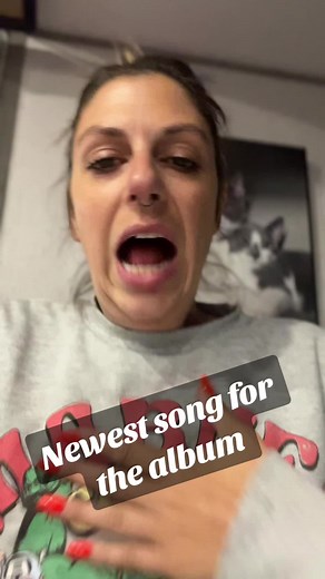 Part 7 maybe in the burp song series #iliketomoveitmoveit #madagascar #kingjulian #burp #burping #burpingqueen #tallgirls #highnoon #singing #album #fyp #trending #foryoupage