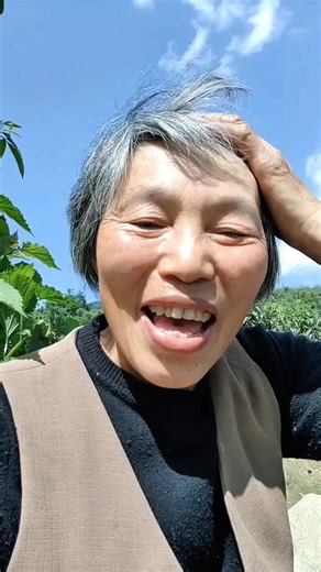 Hello everyone, I'm the Chinese grandma you've been looking for. Want to lip-sync this song like me? Click on Cupcut in the bottom left corner to upload your face photo using the template and generate your own singing video. chinese lady singing｜old lady singing chinese song｜chinese lady singing original｜chinese grandma singing｜chinese old lady singing #capcut #capcutpioneer #chinesegrandmasinging #getingbetterandbetter #chinesesong