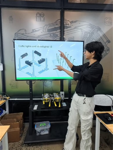 🤖​ ជួបជាមួយ សំណាង ដែលជាសិស្សម្នាក់នៃថ្នាក់រ៉ូបូទិករបស់យើង ក្នុងការធ្វើបទបង្ហាញ ដោយទំនុកចិត្តនូវគម្រោងរបស់គាត់ — ប្រព័ន្ធភ្លើងចរាចរណ៍ 🚦​ ផ្ដើមគំនិតរហូតដល់ការបង្កើត រាល់ជំហានបានបង្ហាញពី ការយកចិត្តទុកដាក់​ ការរៀនសូត្រ សហការណ៍គ្នាជាក្រុម និងការរីកចម្រើន។ ការធ្វើបទបង្ហាញ របស់សិស្សថ្ងៃនេះ មិនត្រឹមតែបង្ហាញពីលទ្ធផលប៉ុណ្ណោះទេ ប៉ុន្តែក៏និយាយអំពីការ អបអរសាទរ ដំណើរការសិក្សា និងភាពក្លាហានក្នុង ការចែករំលែកផងដែរ។ Meet Samnang, one of our Robotics students, proudly presenting his project — a Traffic Light sys