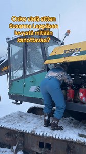Ilmeisesti Radio Suomessa tätä välillä aina kysellään, että voisiko Leppäsen Susanna ottaa selvää siitä, mitä oikeasti tapahtui. Kävin siis vähän rassailemassa… Yle Radio Suomi Jyrki Hakaselle terveiset! Ja videon ääniraidalla Hyvinvoitasko kysyy tärkeän kysymyksen. 🎥 Martti Heikkilä #metsolat #metsolanerkki #erkinkaivuri | Susanna Leppänen