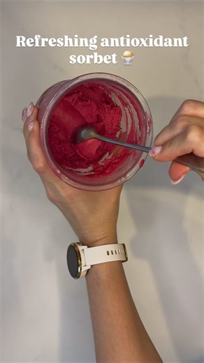 Danielle 🍉 Gut Health & Sports Dietitian on Instagram: "🦄 Healthy antioxidant sorbet featuring raspberries and @unicornsuperfoods pink pitaya (dragonfruit) powder, recipe below 👇 This recipe is super refreshing but is quite tart with the raspberries. If you’d like yours a little sweeter, try adding a 1/4 cup frozen watermelon chunks 🍉 🩷 In a blender, combine 1 cup frozen raspberries, 1/8 cup fresh lemon juice, 2tsp maple syrup or sweetener of choice, and 1tsp @unicornsuperfoods pink pitaya 