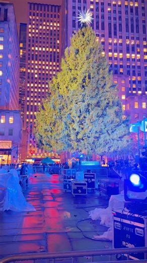ARE YOU READY?! Rockefeller Center Christmas Tree lighting is happening tonight | New York City Photos