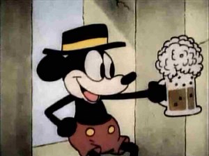 ¿Sabías que Mickey Mouse en sus inicios tomaba cerveza?