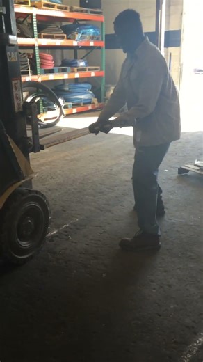 You gotta learn how to throw a hammer one day…. #oilfieldlife #funny #oilfield