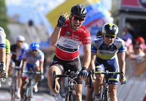 Cavendish claims fourth win at Giro, Wiggins out