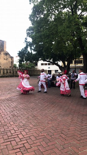 9.6K views · 401 reactions | Momentos en el parque Colón, Zona Colonial.  | Vía Dominicana | Facebook