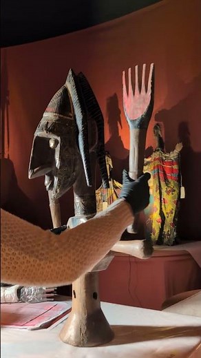 Installation of the exhibition "In Mali, when animals dance"